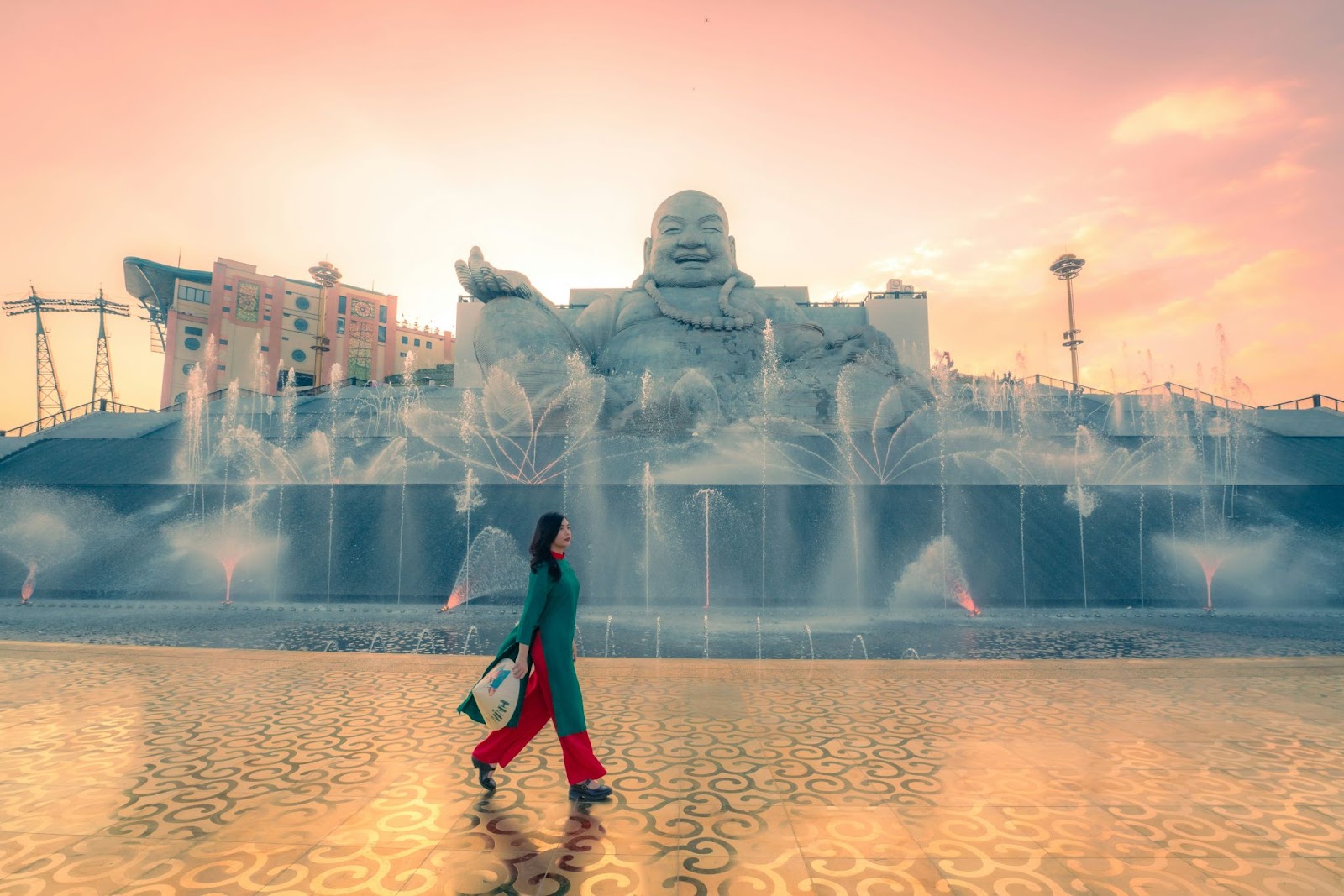 The Maitreya Bodhisattva Statue symbolizing joy and enlightenment at the summit of Ba Den Mountain (Photo: Collected)