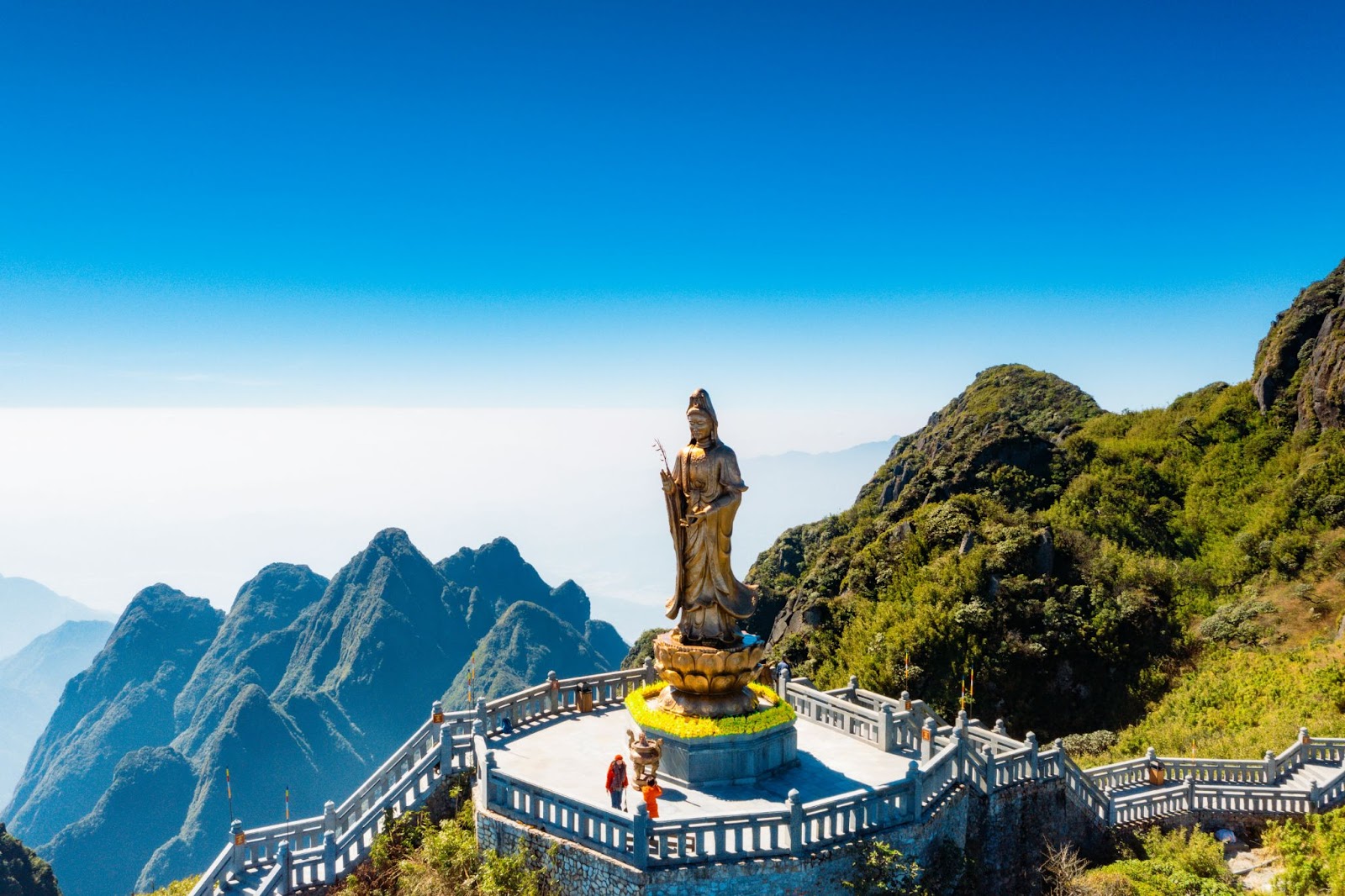 The statue depicts Avalokiteshvara Bodhisattva, revered in Buddhist tradition as a symbol of compassion and mercy (Photo: Vi Vu Vietnam/Unsplash)