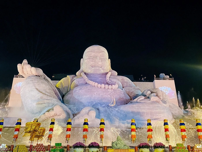 Tôn tượng Bồ Tát Di Lặc tại Sun World Ba Den Mountain