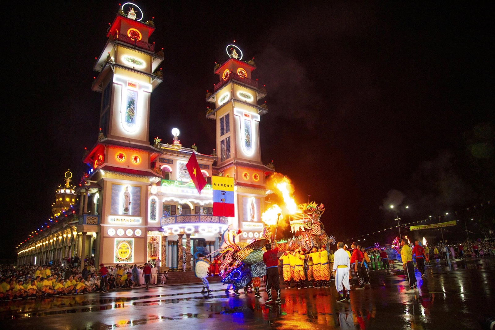 Không khí lễ hội sôi động tại Tòa Thánh Cao Đài dịp Tết âm lịch