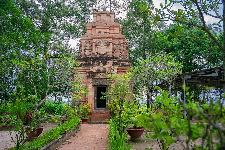 Tháp cổ Bình Thạnh là một trong những di tích lịch sử nổi tiếng tại Tây Ninh