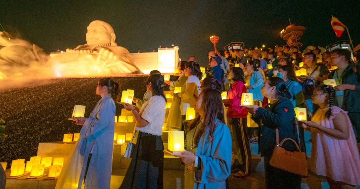 Du khách tham gia lễ dâng đăng tại đỉnh Núi Bà Đen