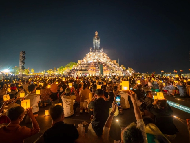 Du khách tham dự lễ dâng đăng trên đỉnh Núi Bà Đen