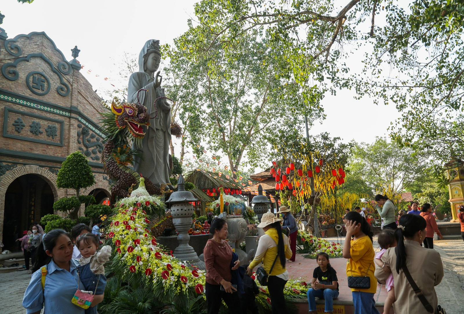 Du khách đi lễ đầu năm cầu bình an, hạnh phúc tại chùa Gò Kén