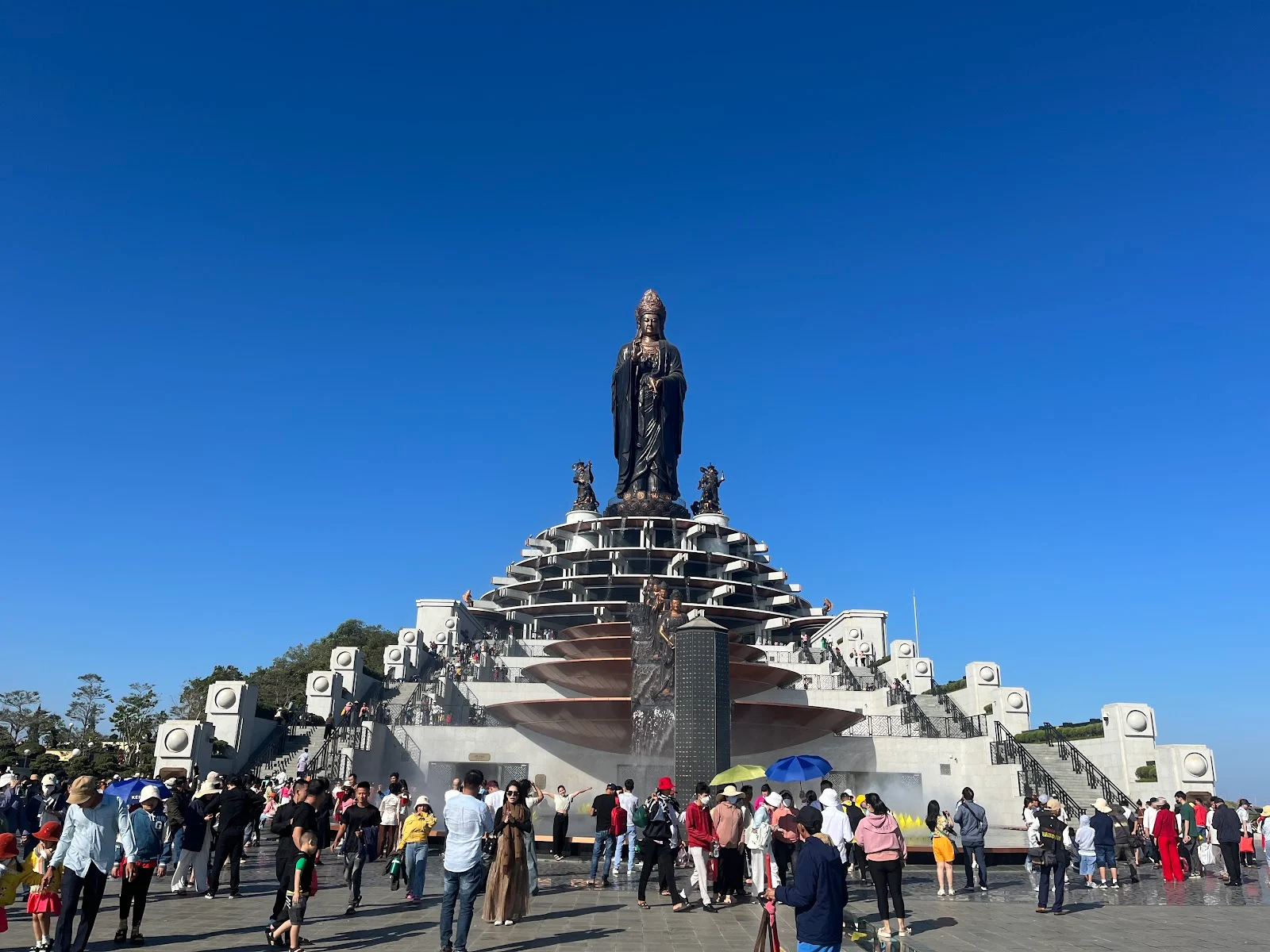 Không khí sôi động tại Núi Bà Đen vào những ngày đầu xuân