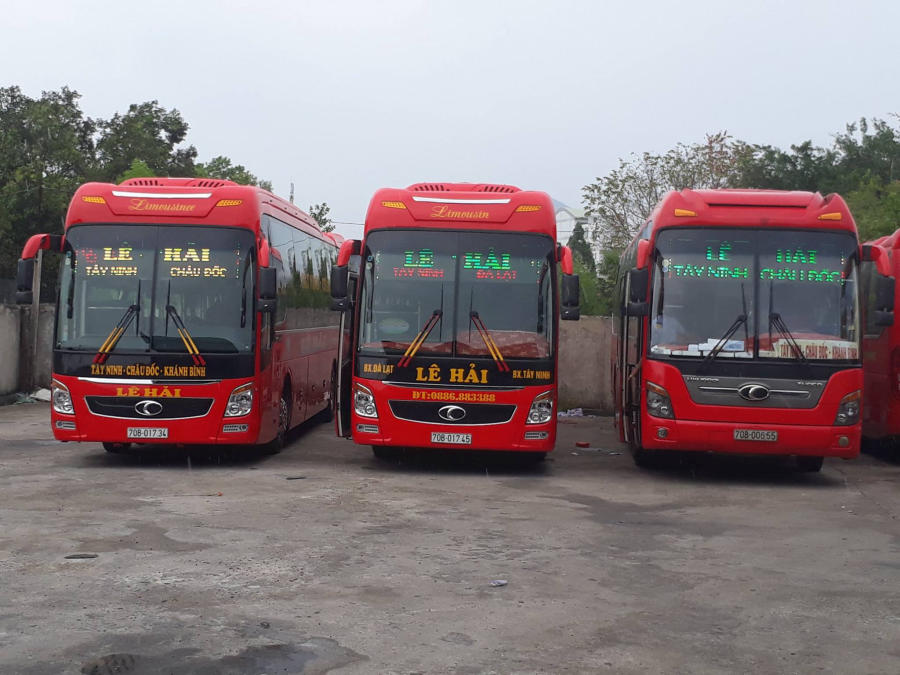 Xe khách là phương tiện di chuyển phổ biến từ các tỉnh tới Tây Ninh