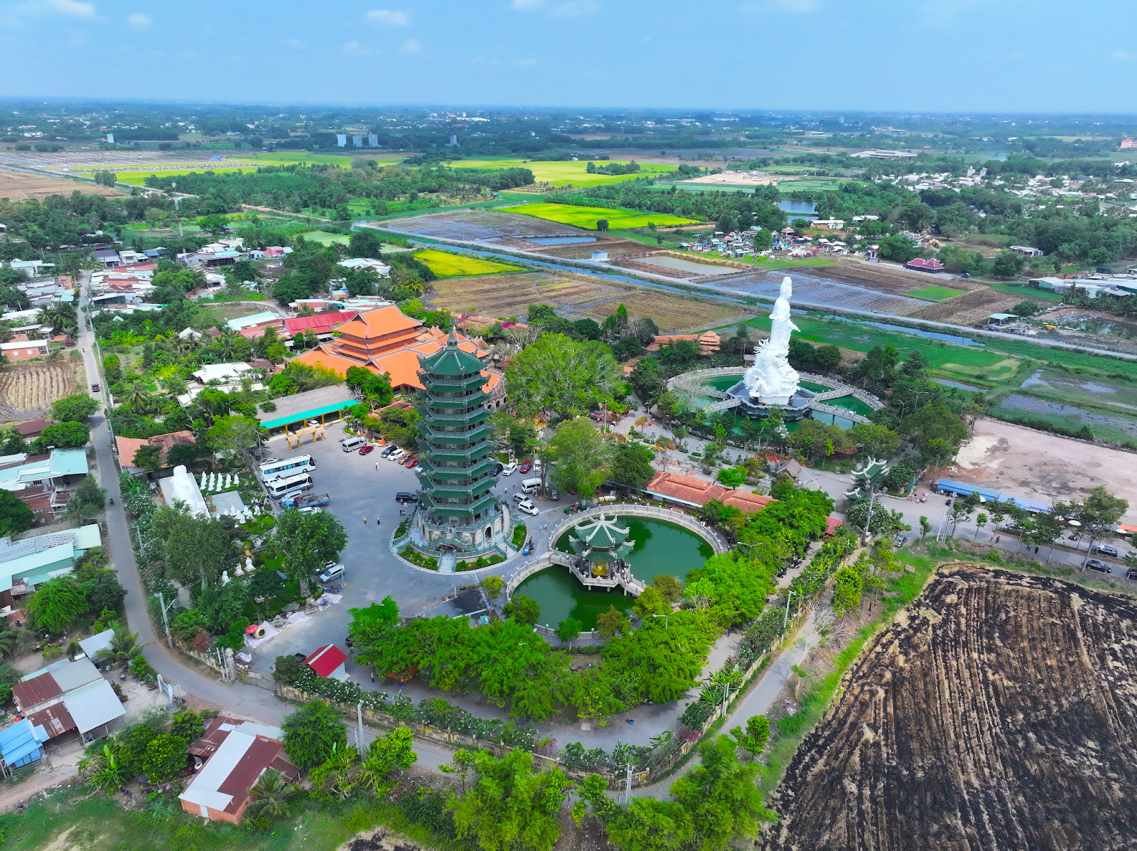 Toàn cảnh thiên nhiên xanh mát tại chùa Gò Kén thu hút nhiều du khách ghé thăm