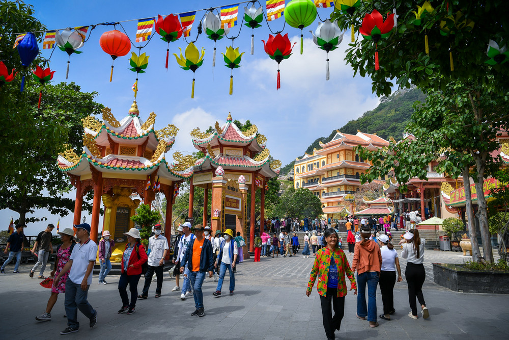 Từ mùng 4 đến Rằm tháng Giêng là thời điểm sôi động nhất tại Chùa Bà dịp Tết