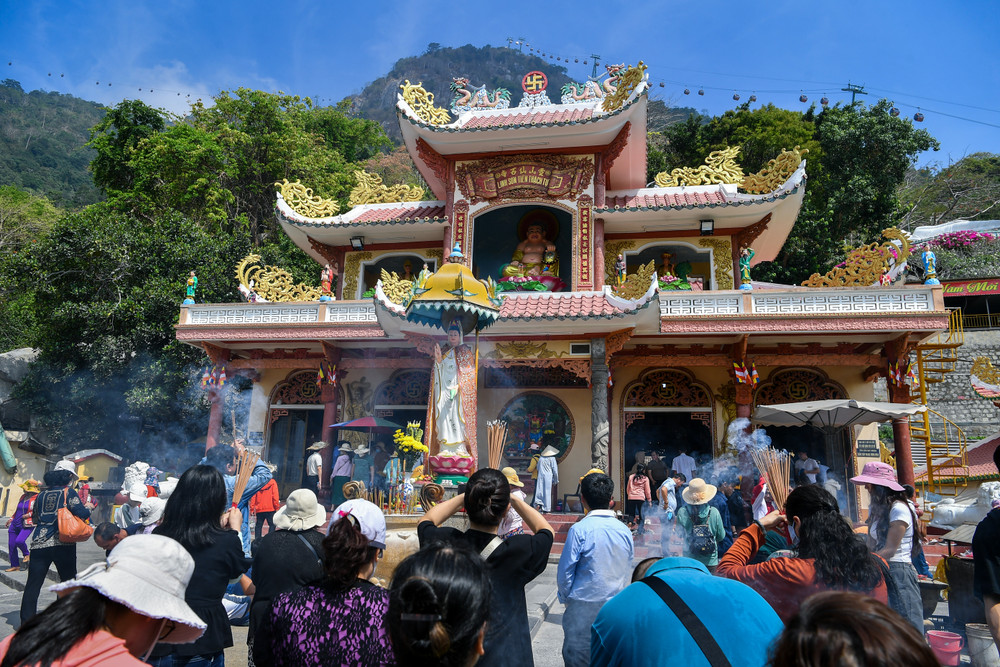 Du khách dâng hương cầu nguyện trước tượng Linh Sơn Thánh Mẫu