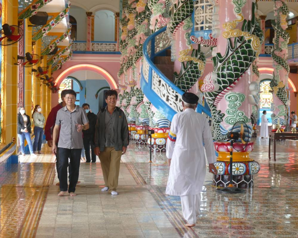 Du khách thích thú tham quan Tòa Thánh Cao Đài