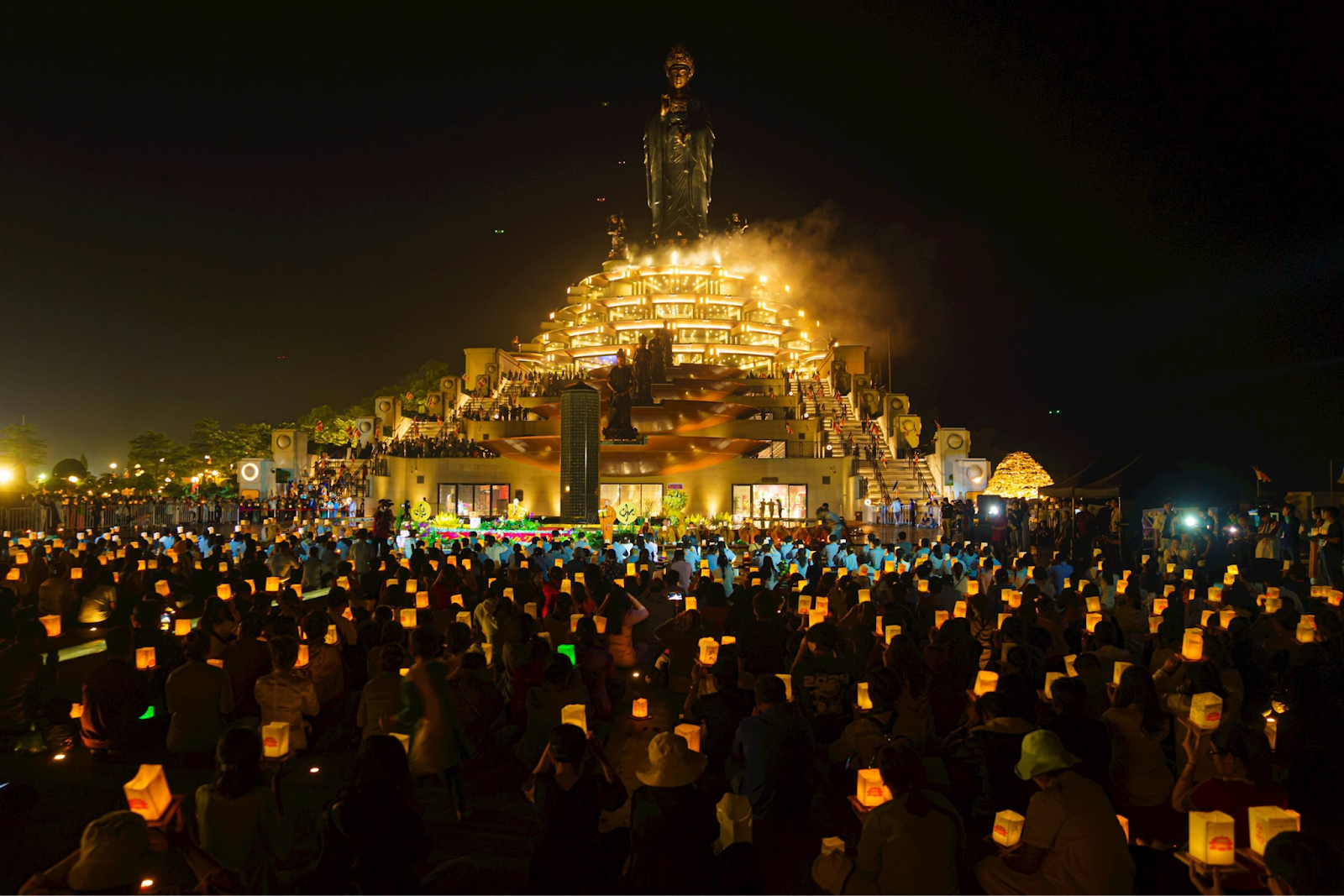 Hàng nghìn du khách cùng tham dự lễ dâng đăng trên đỉnh Núi Bà Đen