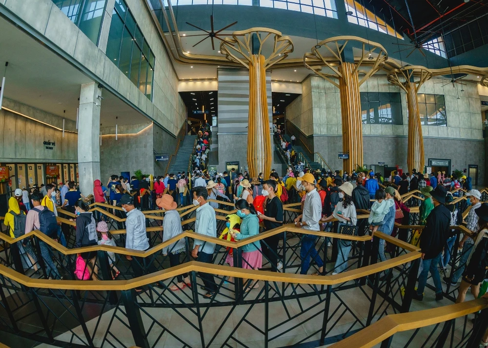 Du khách nên đặt trước vé cáp treo và lối đi ưu tiên để tránh tình trạng phải xếp hàng dài