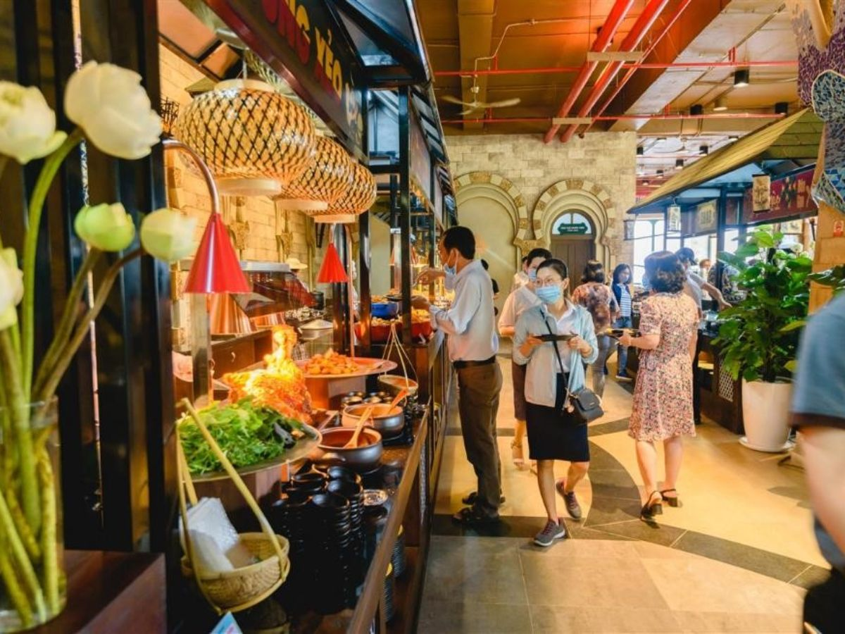 Du khách nên lựa chọn ăn trưa sớm hoặc đầu giờ chiều để tránh tình trạng đông đúc