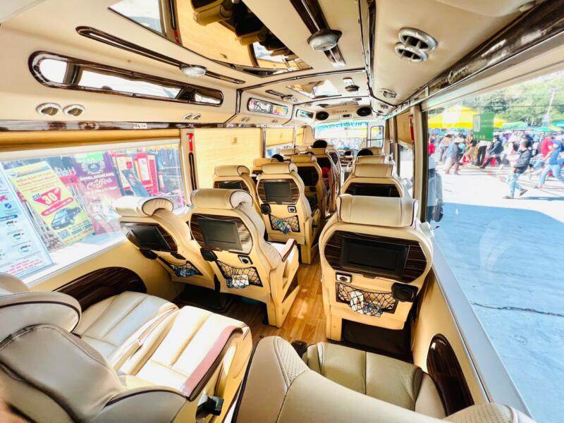 Xe khách và xe limousine là phương tiện di chuyển phổ biến đến Tây Ninh dịp Tết