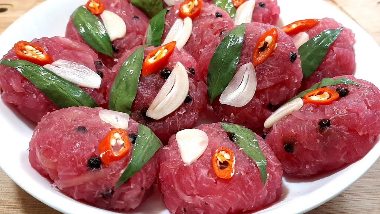 Nem bưởi có vị chua nhẹ và dai giòn rất thích hợp cho những buổi tiệc dịp Tết