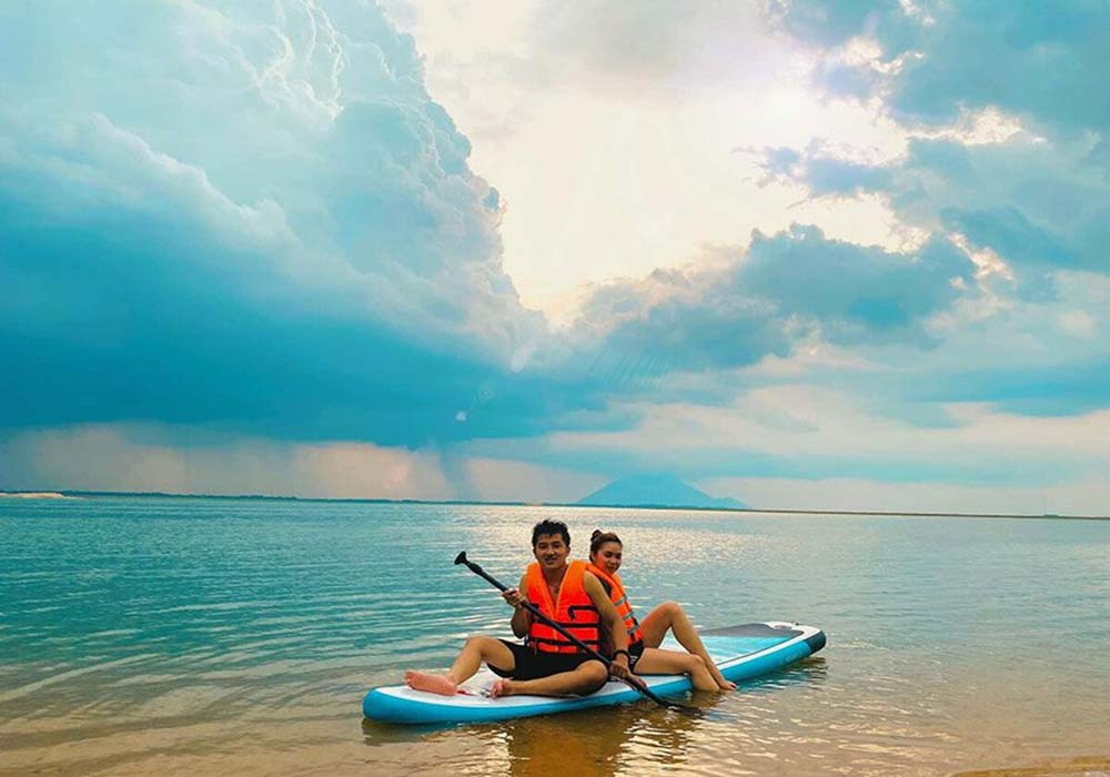 Du khách trải nghiệm và check in sống ảo tại Hồ Dầu Tiếng