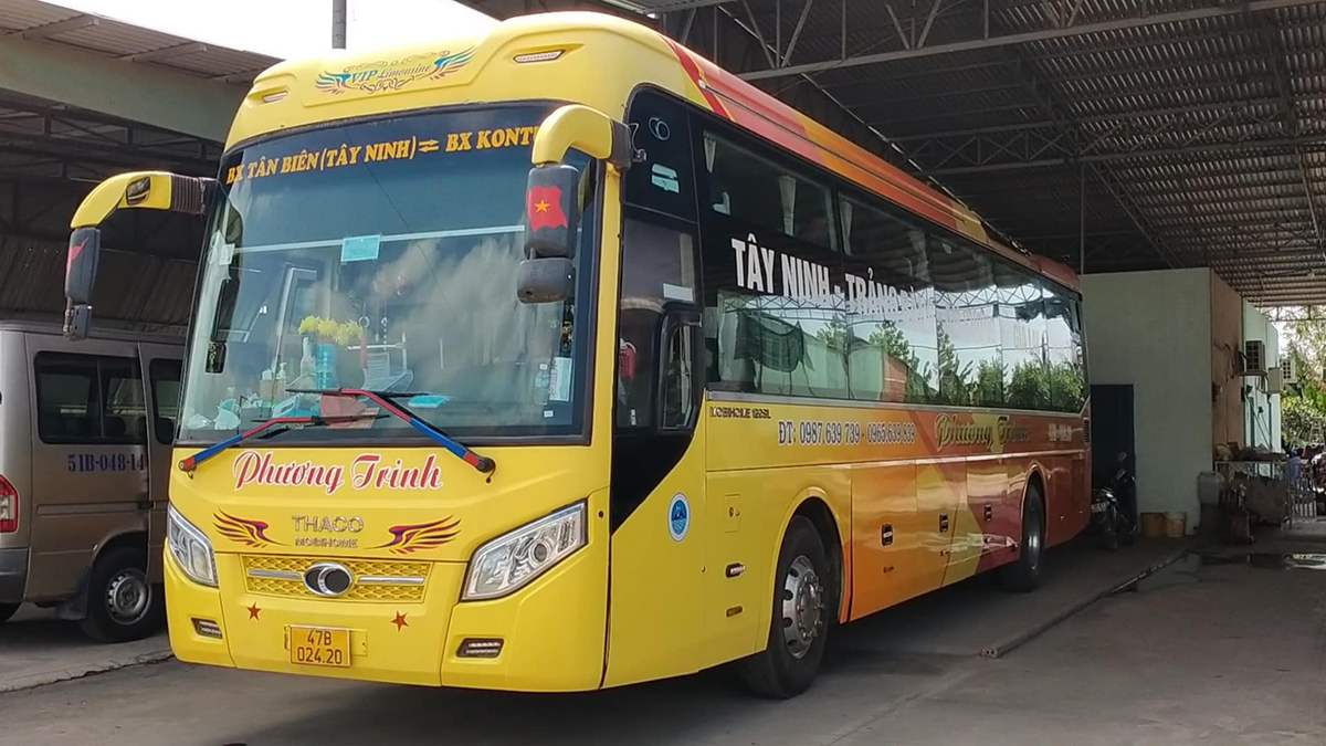 Xe khách là phương tiện di chuyển phổ biến từ các tỉnh tới Tây Ninh