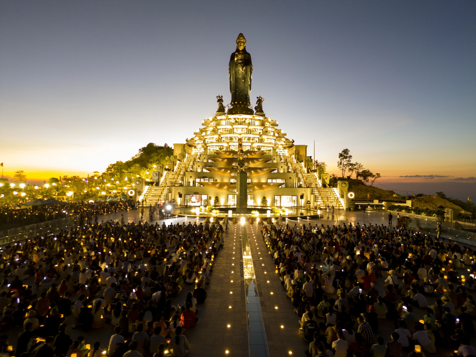 Du khách dâng đăng cầu nguyện trước Tượng Phật Tây Bổ Đà Sơn