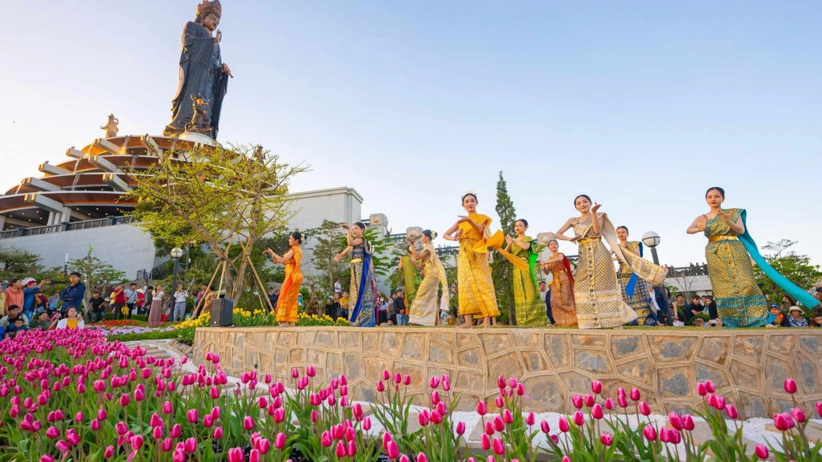 Không khí lễ hội sôi động tại các điểm du lịch hàng đầu Tây Ninh vào dịp Tết