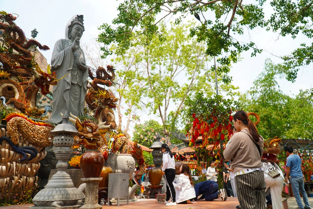 Du khách đi lễ đầu năm cầu may mắn, bình an tại chùa Gò Kén (Nguồn: Sưu tầm)