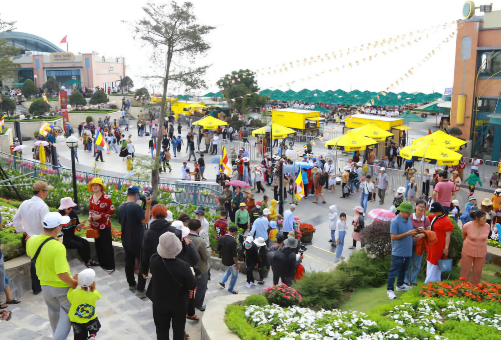 Du khách nên lựa chọn trang phục thoáng mát và nhẹ nhàng để chuyến du xuân thoải mái nhất có thể (Nguồn: Sưu tầm)