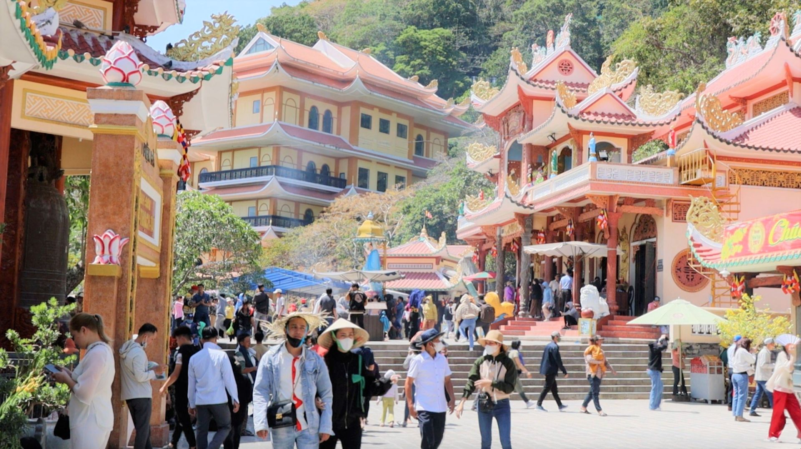 Buổi sáng thời tiết mát mẻ rất thích hợp để du khách ghé thăm Núi Bà Đen (Nguồn: Sưu tầm)