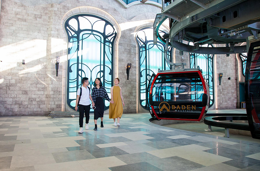 Du khách thích thú trải nghiệm cáp treo tại Núi Bà Đen (Nguồn: Sưu tầm)