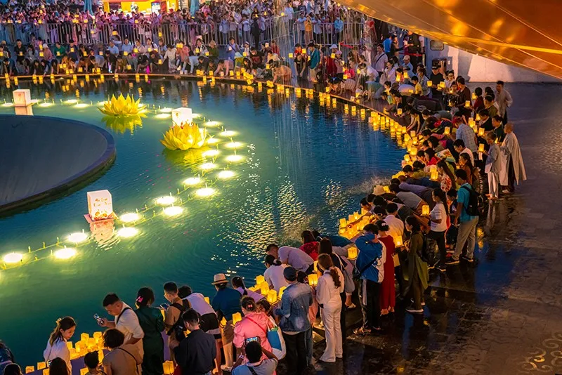 Du khách tham gia lễ dâng đăng trên đỉnh núi trong dịp lễ vía Linh Sơn Thánh Mẫu (Nguồn: Sưu tầm)