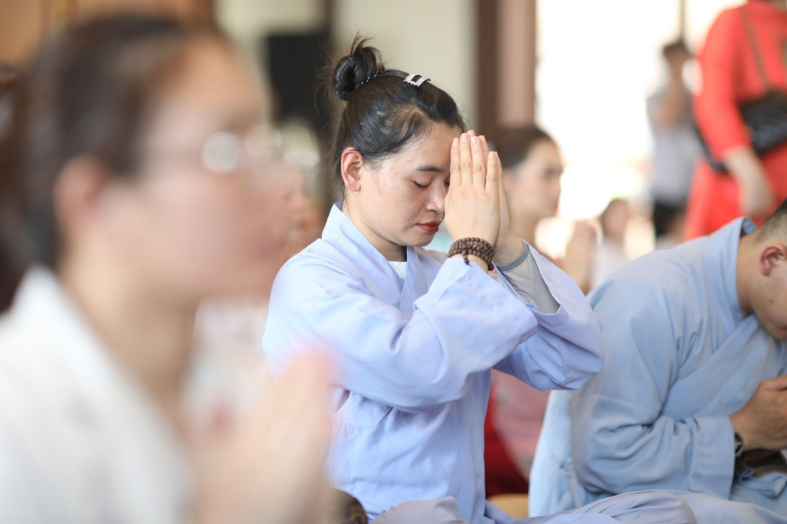 Du khách nên lựa chọn trang phục lịch sự khi ghé thăm các địa điểm tâm linh