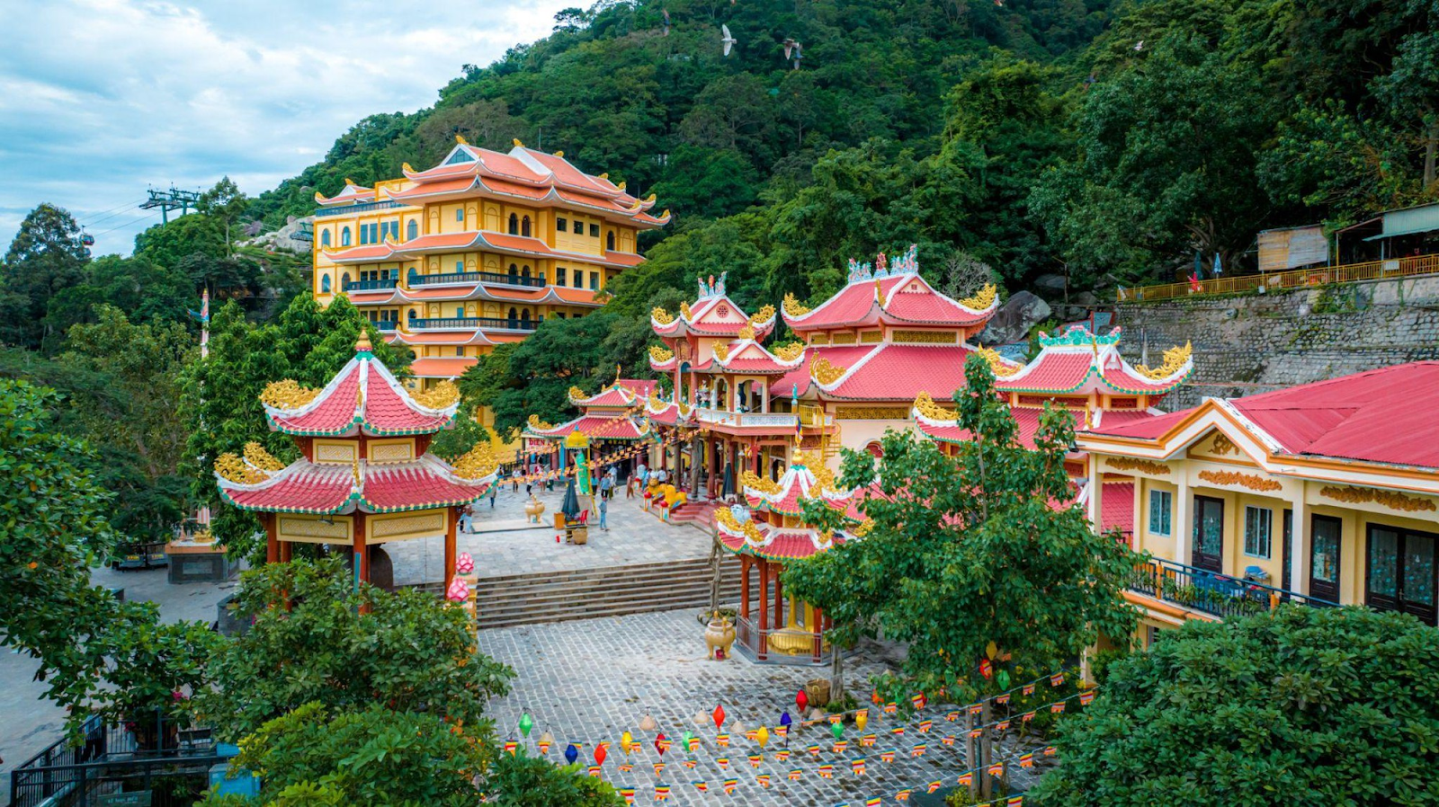 Mùa khô là thời điểm lý tưởng để du khách tham quan và chiêm bái Núi Bà Đen