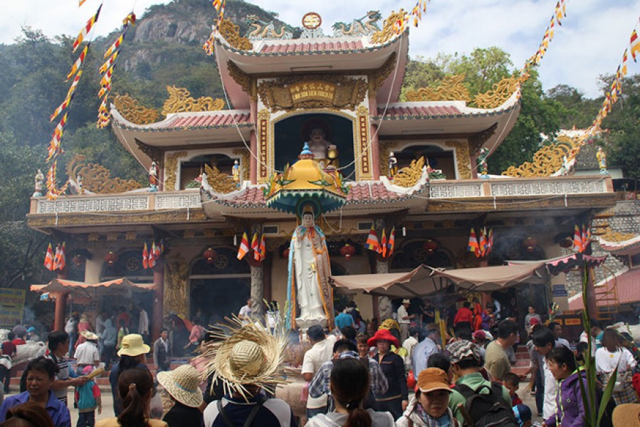 Du khách chiêm bái tại chùa Bà linh thiêng