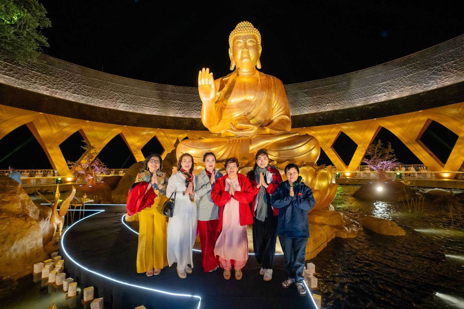 Du khách chiêm bái và check in trước tượng Câu Na Hàm Mâu Ni