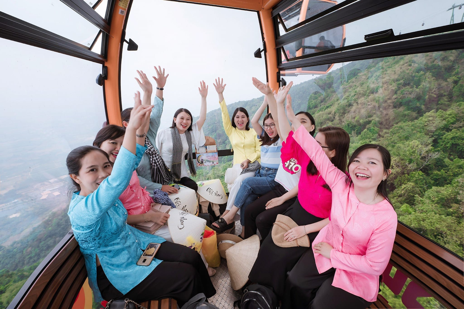 Du khách hào hứng trải nghiệm cáp treo núi Bà Đen