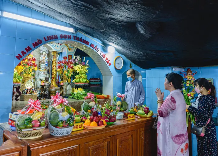 Du khách có thể chuẩn bị trước hoặc mua lễ vật ngay tại núi Bà Đen