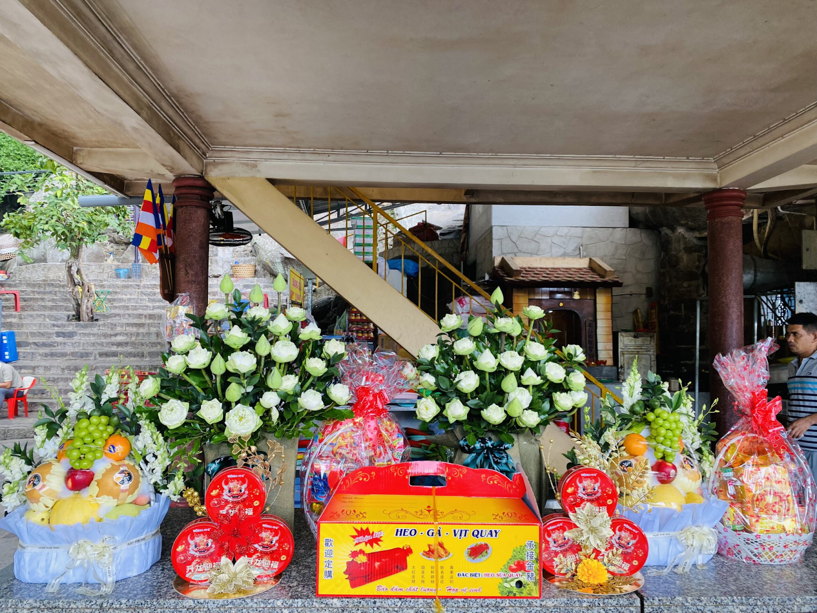 Phật tử và du khách nên chuẩn bị lễ vật gọn nhẹ khi đi hành hương lên núi