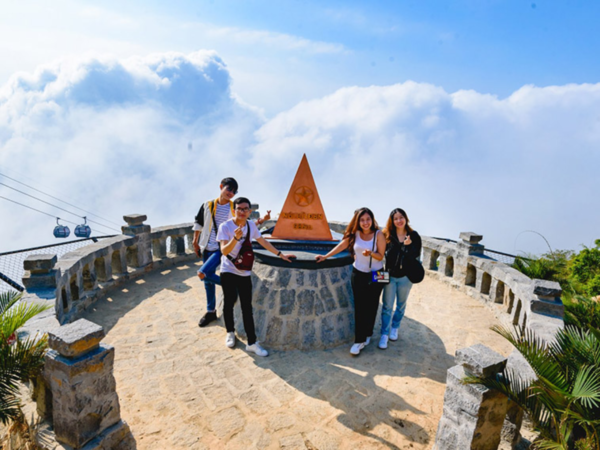 Du khách săn mây và check-in đỉnh 986m