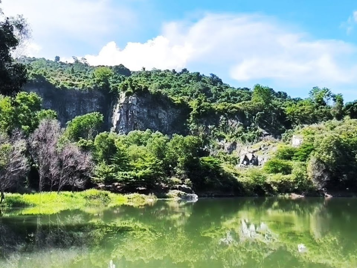 Check in Hồ Núi Đá với mặt nước xanh trong và khung cảnh yên bình