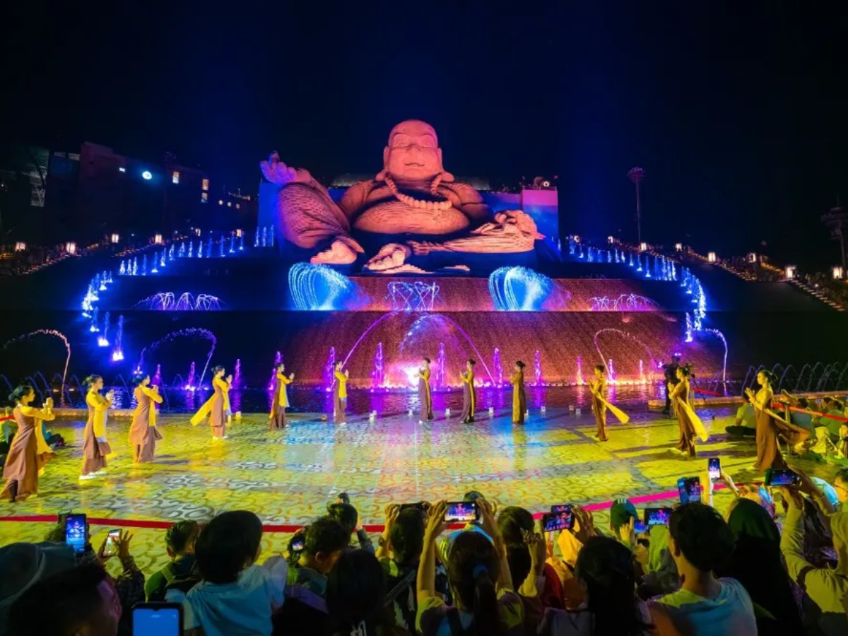 Du khách xem show nhạc nước nghệ thuật giữa quảng trường Phật giáo