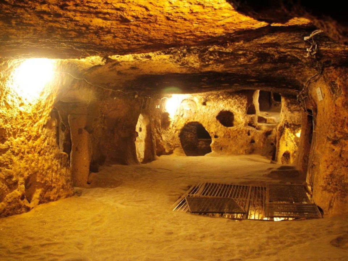 Địa đạo Củ Chi là di tích lịch sử nổi tiếng