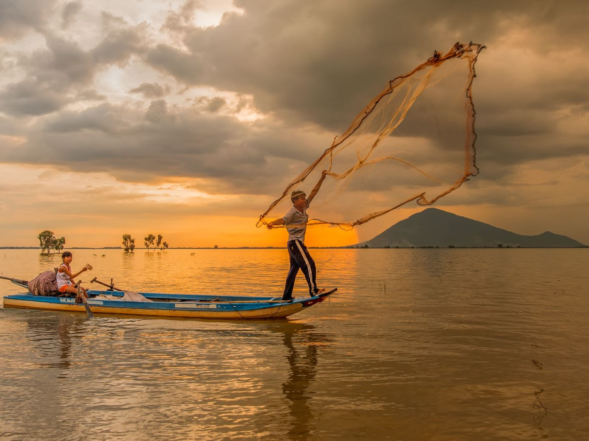 Hồ Dầu Tiếng là hồ thủy lợi nhân tạo lớn tại khu vực