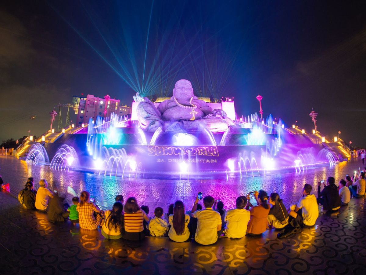 Xem show nhạc nước và hoạt động nghệ thuật trên đỉnh núi Bà Đen