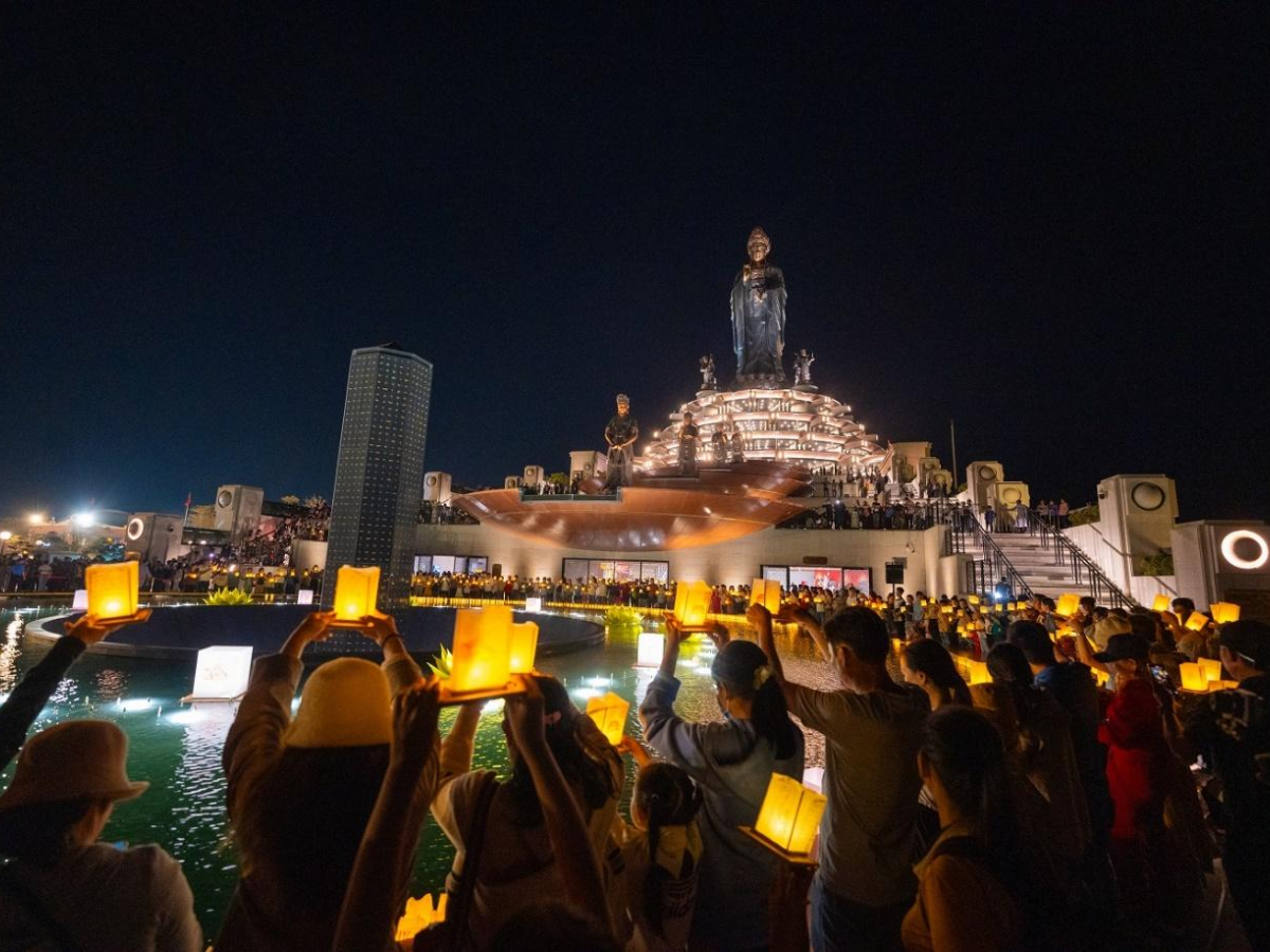 Dâng đăng cầu bình an dưới chân Phật Bà Tây Bổ Đà Sơn