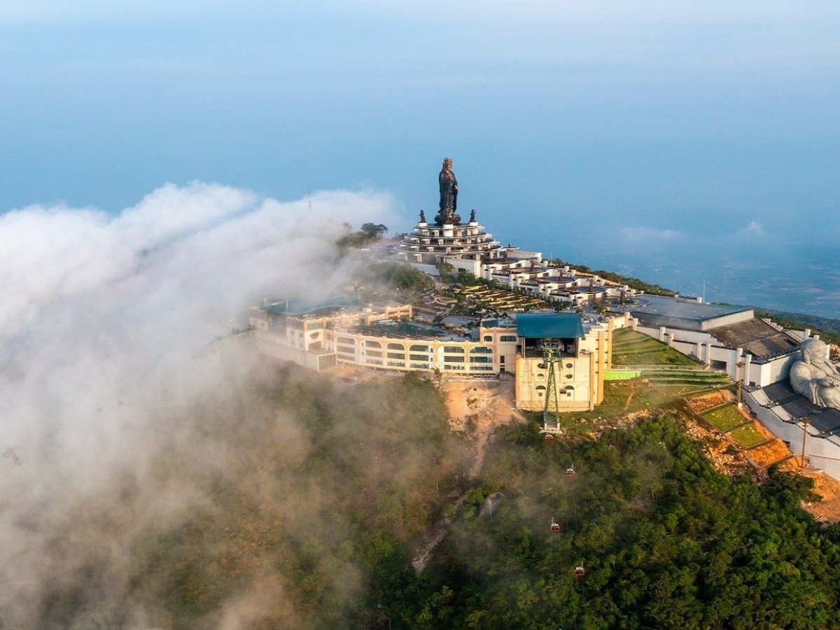 Tây Ninh sở hữu địa hình đa dạng từ đồng bằng đến đỉnh núi cao 986m