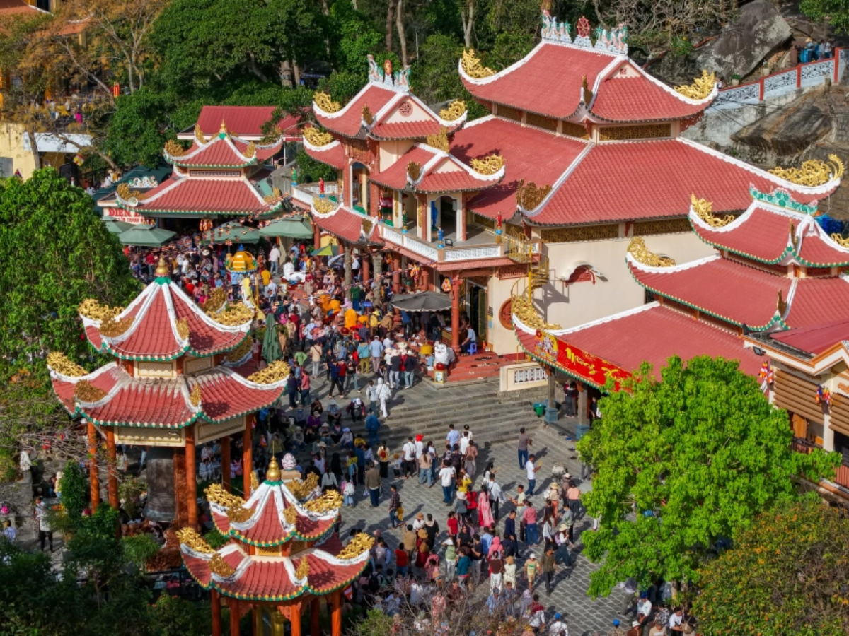 Đông đảo du khách ghé núi Bà Đen vào các dịp lễ hội lớn