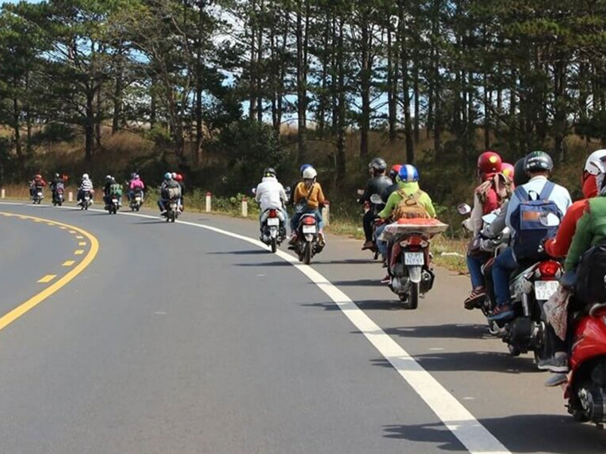 Du khách có thể di chuyển bằng xe máy hoặc ô tô từ TP HCM đi Tây Ninh