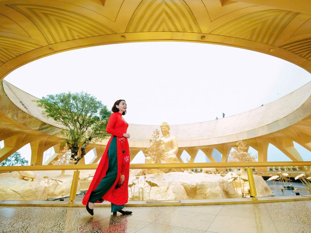 Phật tử mặc áo dài hoặc đồ lam khi đến Núi Bà Đen