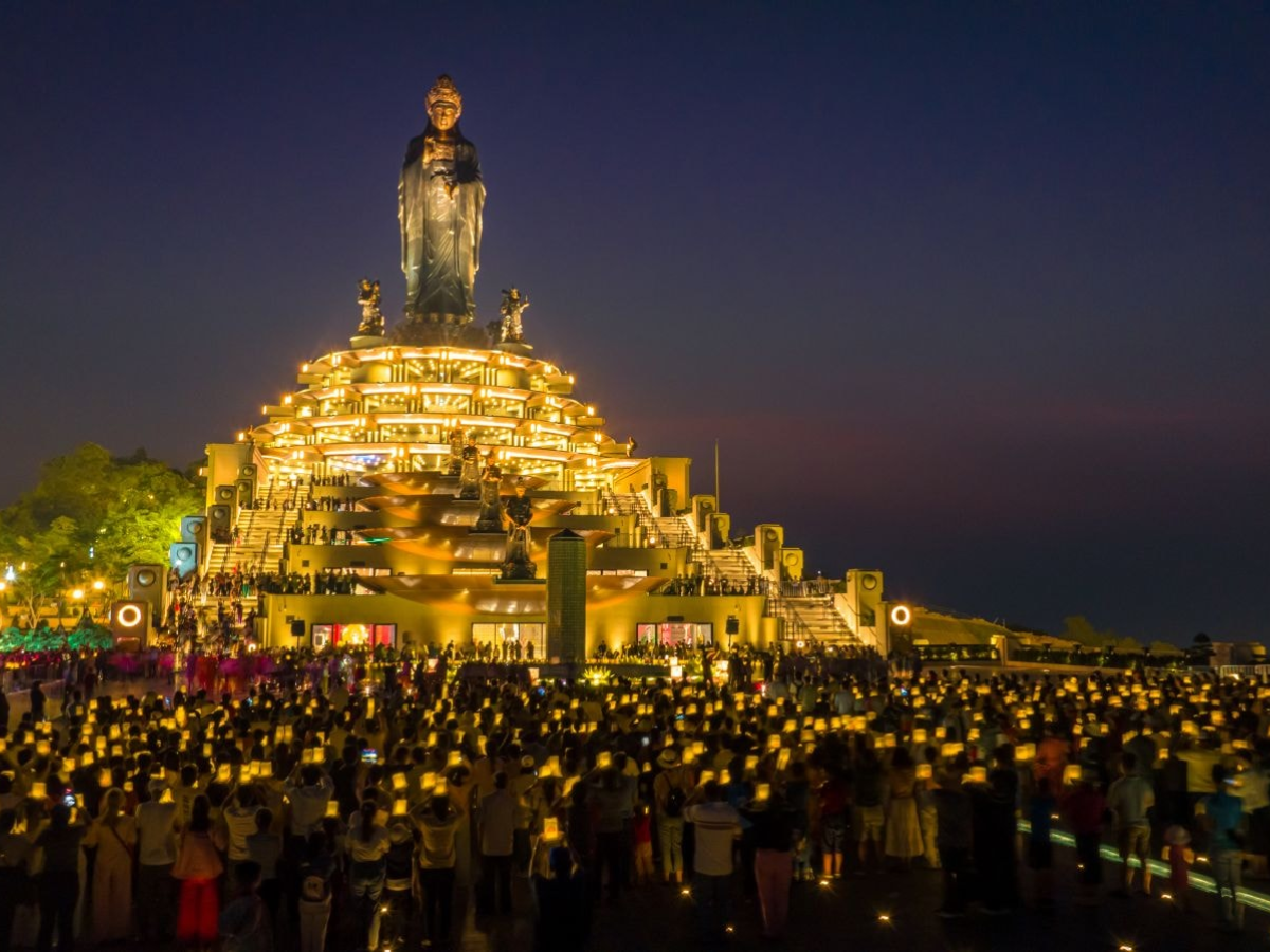 Núi Bà Đen mỗi năm đón hàng triệu lượt khách ghé thăm