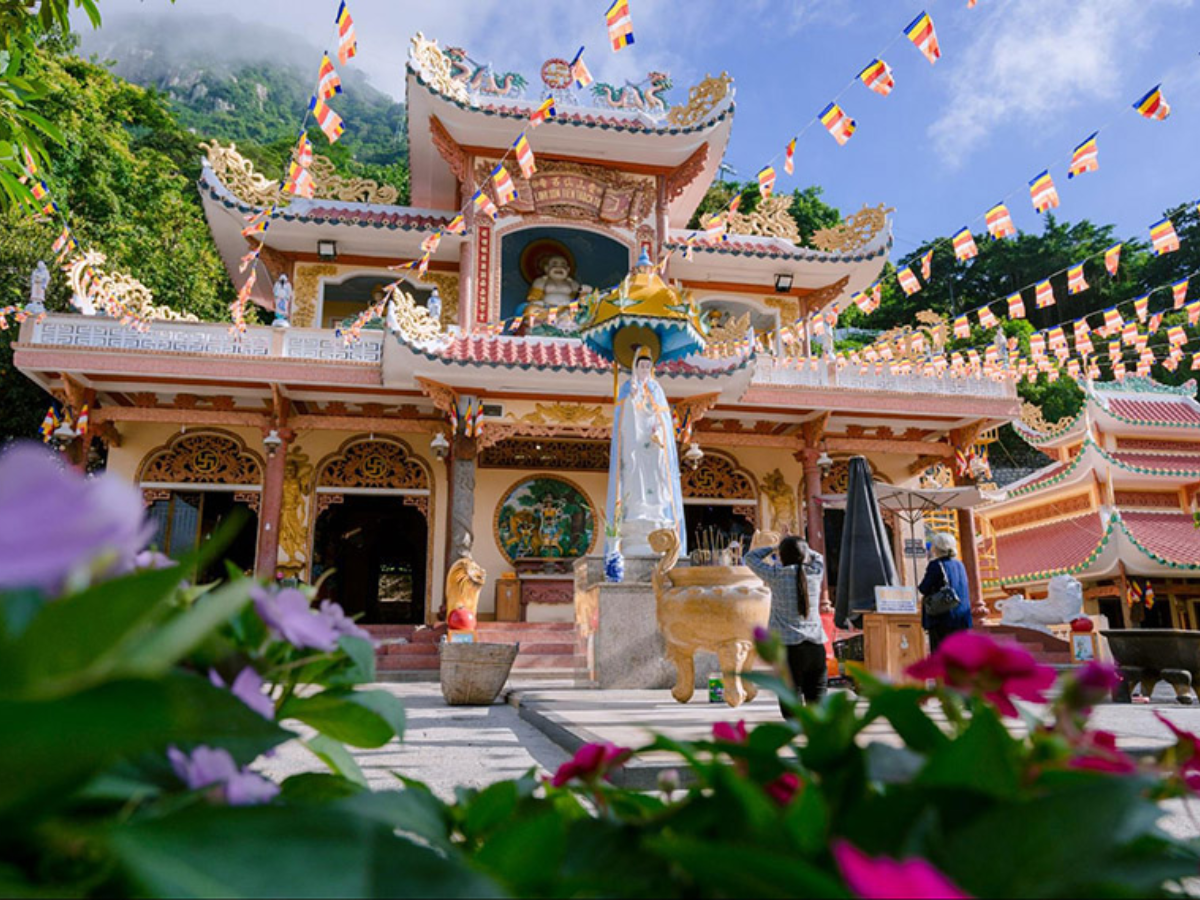 Phật tử viếng thăm Chùa Bà