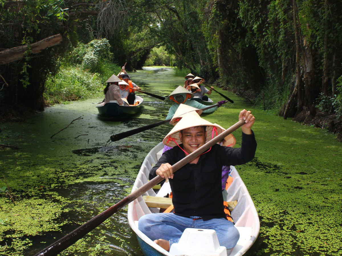 Du khách ghé làng nổi Tân Lập trải nghiệm rừng tràm độc đáo