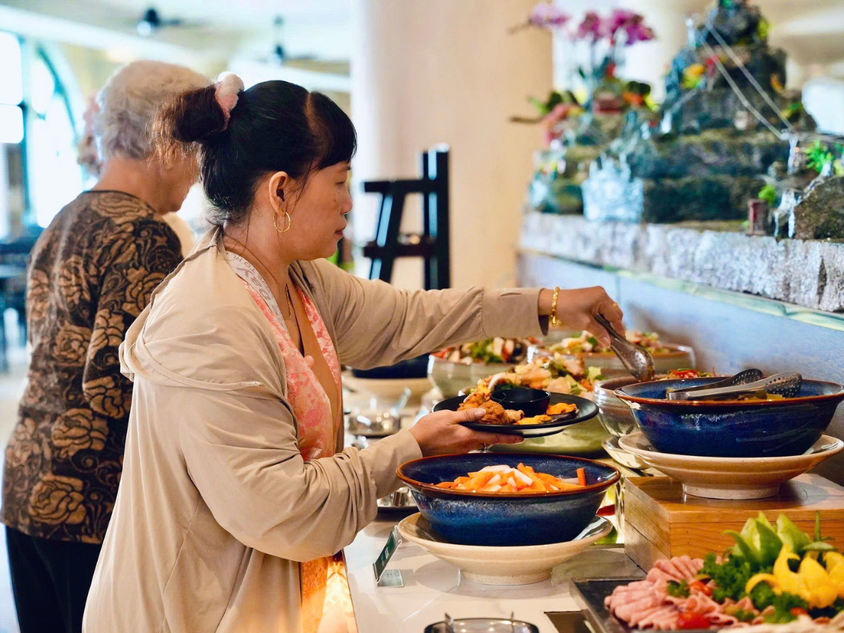 Du khách thưởng thức bữa ăn tại nhà hàng Buffet Vân Sơn